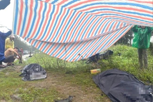 Phát hiện thi thể 2 cậu cháu bên vệ đường