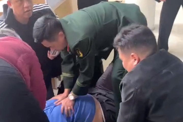 Cứu thành công hành khách bị co giật, tim ngừng đập