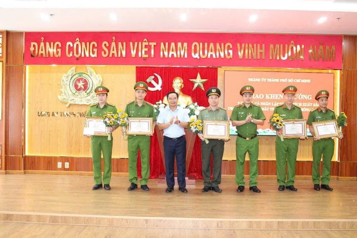 Chủ tịch TP.HCM khen thưởng loạt chiến công của Công an Thành phố