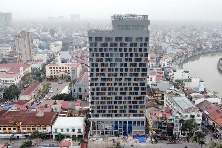 Chủ đầu tư, các nhà thầu khách sạn 22 tầng bị phạt hàng trăm triệu đồng