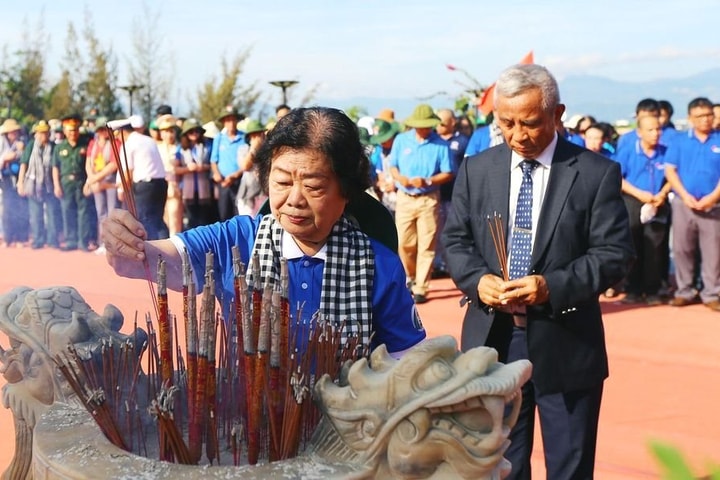 Tưởng niệm 64 chiến sĩ hải quân Gạc Ma