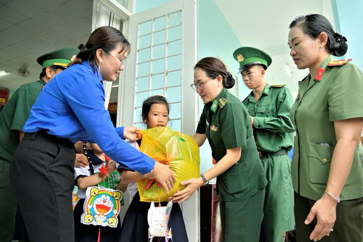 Người phụ nữ mang quân hàm xanh
