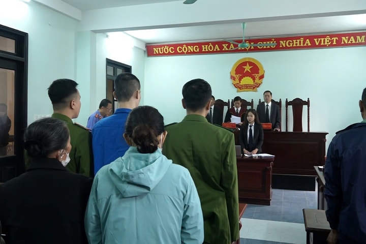 Mâu thuẫn trên đường, dùng dao đâm đối thủ