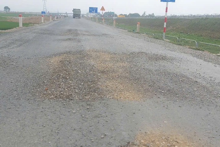 Đường gom cao tốc Diễn Châu - Bãi Vọt cần khắc phục, sửa chữa