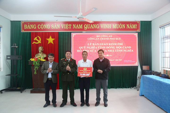 Công an thành phố Huế trao kinh phí sửa chữa nhà thờ cúng Liệt sĩ