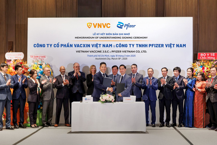 VNVC cùng Pfizer ký thỏa thuận chia sẻ kiến thức sản xuất vaccine
