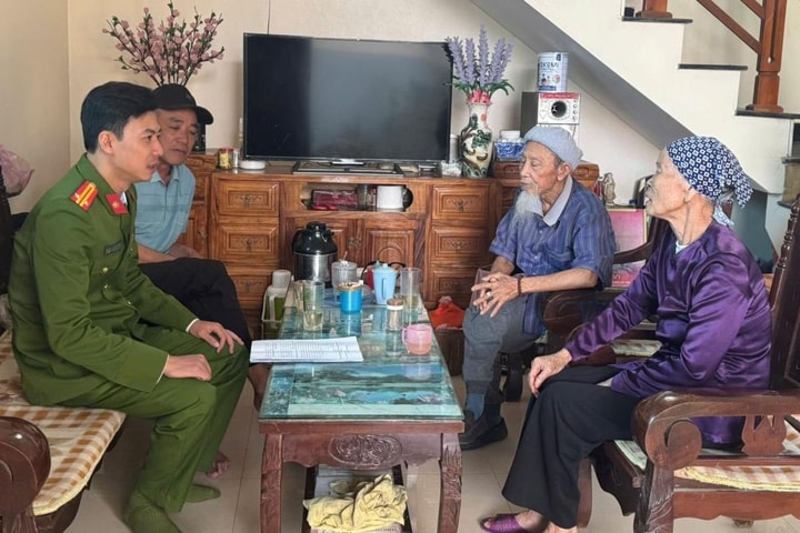 Bất ngờ nhận hơn 100 triệu đồng, cụ bà không nhớ “mở tài khoản khi nào”