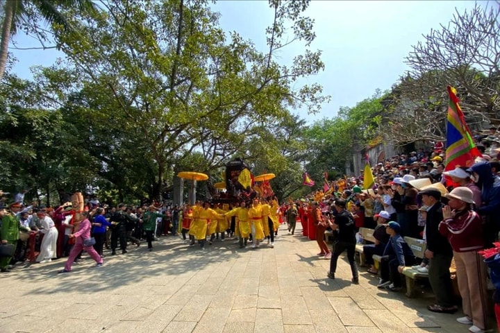 Hàng nghìn người đổ về dự Lễ hội Đền Bà Triệu năm 2025