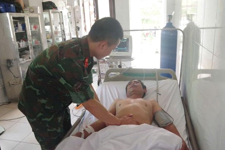 Cứu ngư dân bị xuất huyết tiêu hóa ở Trường Sa