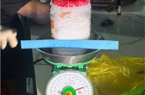Bắt quả tang đối tượng tàng trữ trái phép gần 1kg ma túy tổng hợp