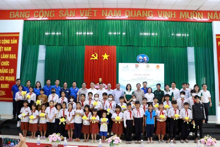 Chi đoàn TAND TP. Thủ Đức trao học bổng tại tỉnh Long An