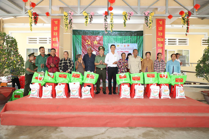 “Hành trình tình nguyện - Trao nhận yêu thương”