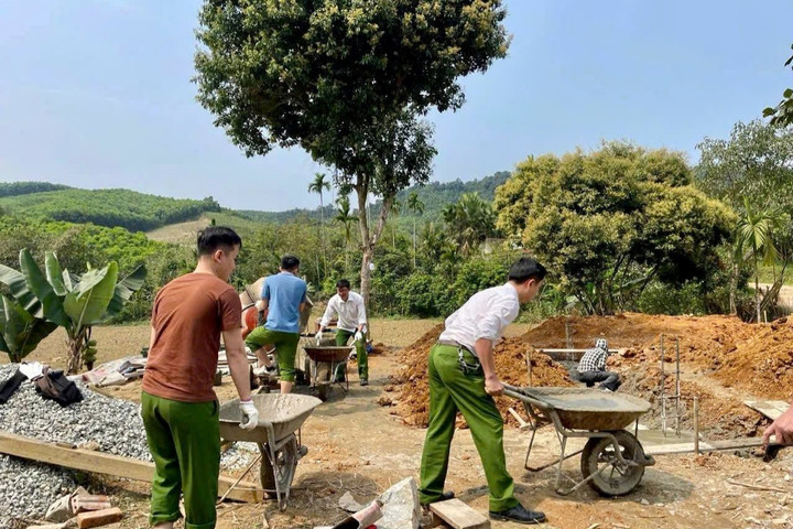 Hình ảnh đẹp khi công an xã giúp người dân xóa nhà tranh