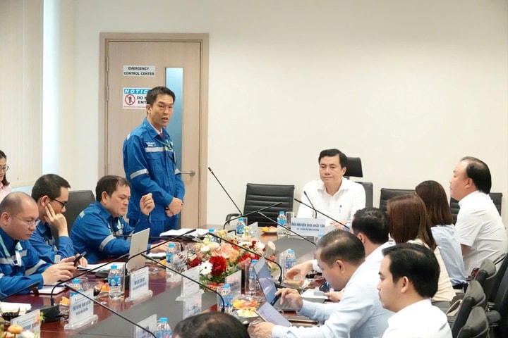 Thứ trưởng Nguyễn Sinh Nhật Tân làm việc tại Lọc Hóa dầu Nghi Sơn