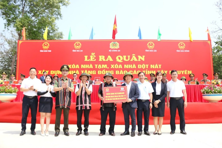 Bộ Công an hỗ trợ Kon Tum xóa 1400 căn nhà tạm