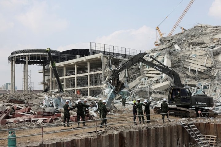 Tìm thấy 15 dấu hiệu sinh tồn dưới đống đổ nát của tòa nhà Bangkok bị sập