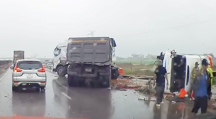 Xe chở giáo viên và học sinh gặp nạn trên cao tốc Nghi Sơn - Diễn Châu