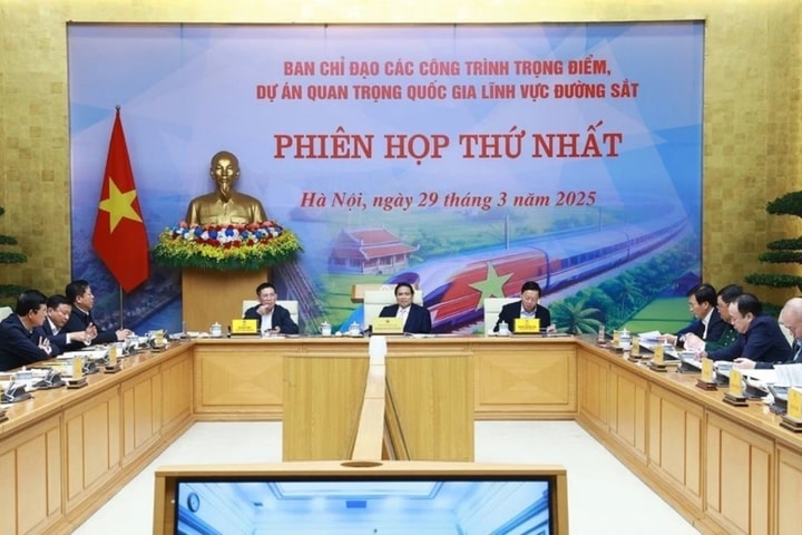 Thủ tướng Phạm Minh Chính: "Xây dựng bằng được ngành công nghiệp đường sắt"