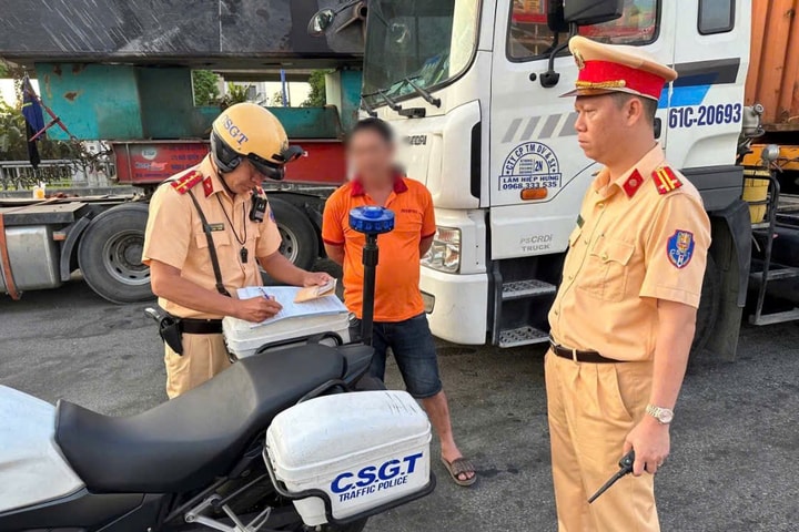 Phạt 19 tài xế container không thắt dây an toàn, dùng điện thoại khi lái xe