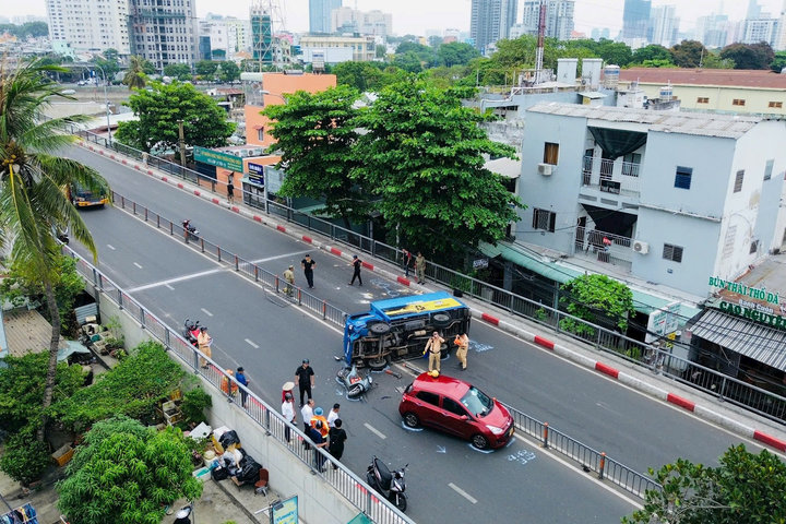 Xe tải lật ngang ở cầu chữ Y, giao thông ùn ứ