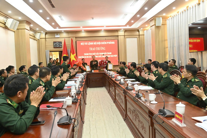 Thưởng ‘nóng’ lực lượng triệt phá đường dây đưa dẫn người xuất nhập cảnh trái phép