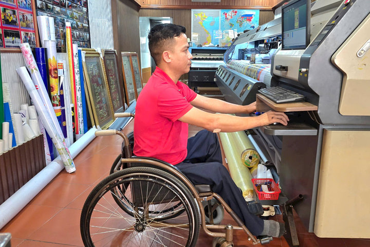 Chàng trai dị tật vươn mình thoát nghèo