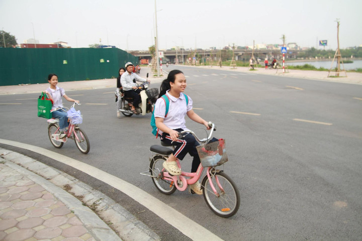 Cận cảnh tuyến đường mới ven hồ Linh Đàm