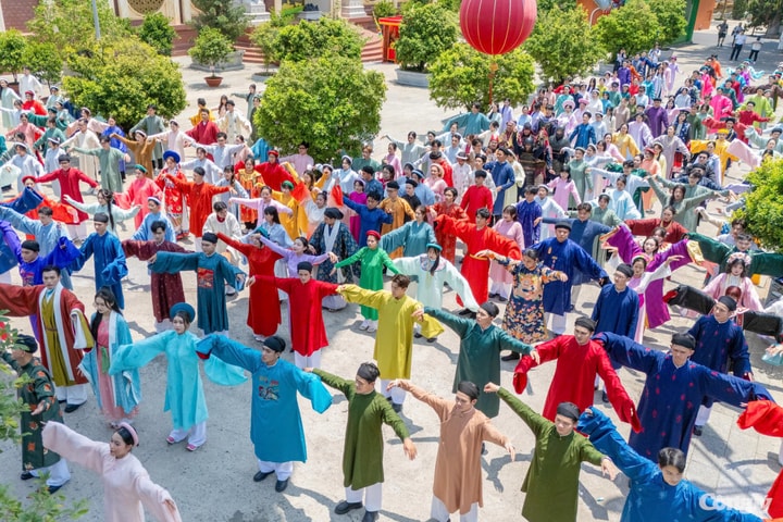 Hàng trăm bạn trẻ đồng diễn Việt phục trong ngày Giỗ Vua Hùng