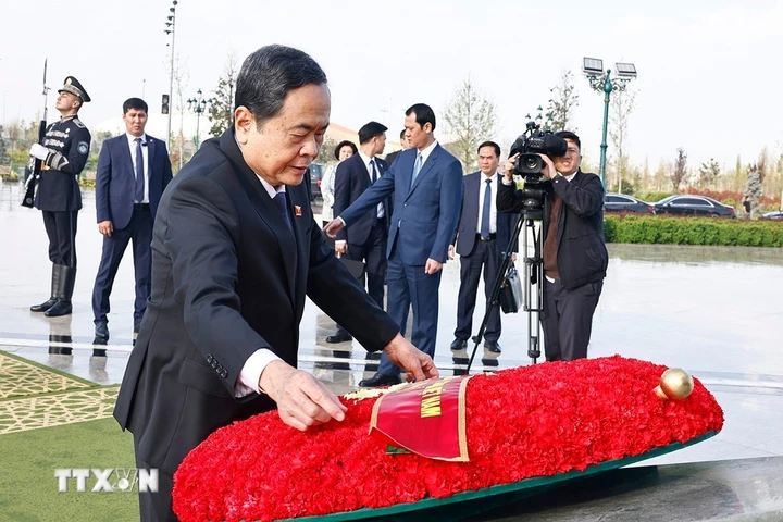 Chủ tịch Quốc hội Trần Thanh Mẫn và Phu nhân đặt hoa tại Tượng đài Độc lập