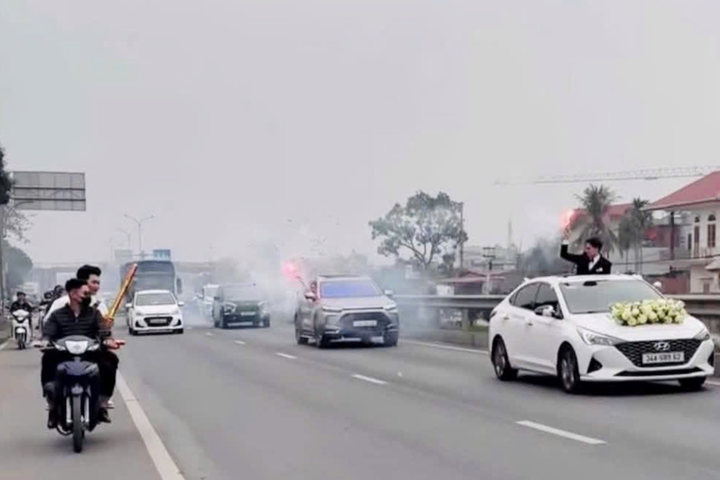 Xử phạt thanh niên đốt pháo sáng dẫn đoàn xe đám cưới