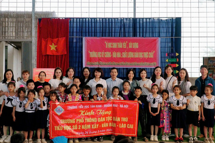 Trường Tiểu học Tân Định trao tặng thư viện, “nâng cánh ước mơ” cho trẻ nhỏ vùng cao