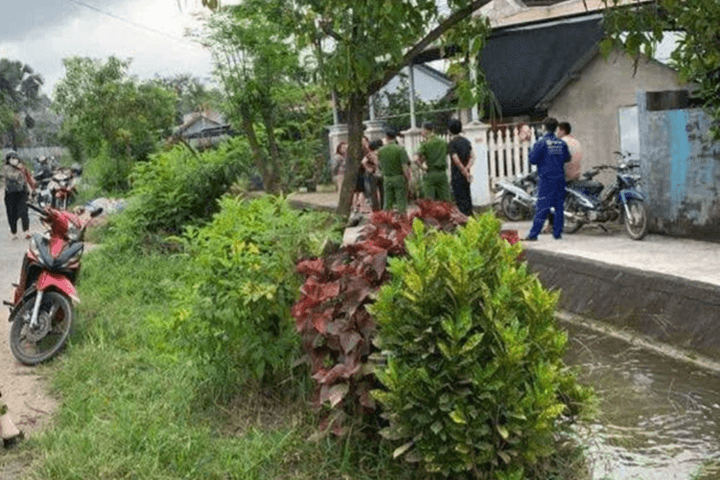 Bé gái 2 tuổi tử vong dưới mương nước trước nhà