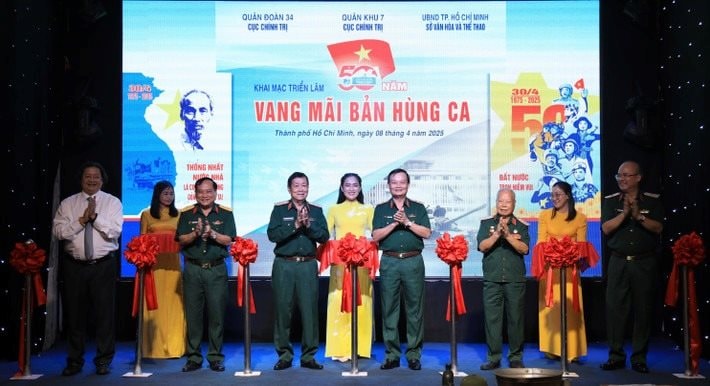 Khai mạc triển lãm 50 năm vang mãi bản hùng ca