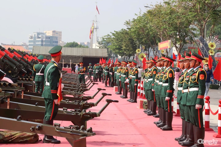 Người dân thích thú chụp hình với dàn đại bác "khủng" ở TP.HCM