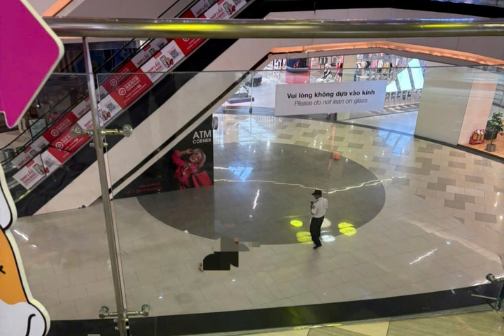 Nam thanh niên nghi nhảy lầu ở Vạn Hạnh Mall, TP. HCM