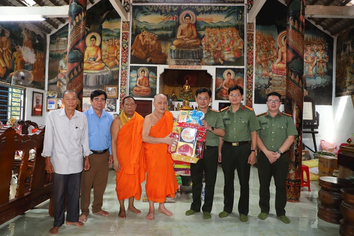 Sóc Trăng: Đoàn cán bộ tỉnh thăm, chúc Tết cổ truyền Chôl Chnăm Thmây năm 2025