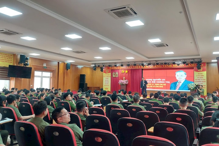 “Bình dân học vụ số” – bước chuyển mình số hóa của Công an Quảng Ninh