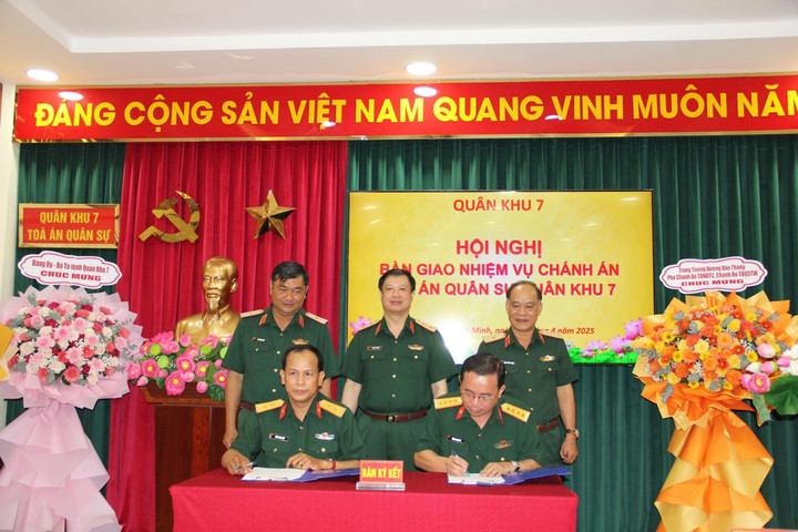 Bàn giao nhiệm vụ Chánh án Tòa án quân sự Quân khu 7