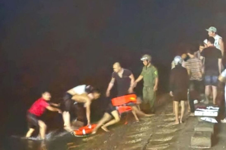 Hai người đàn ông nhảy xuống cầu cứu cô gái tự tử