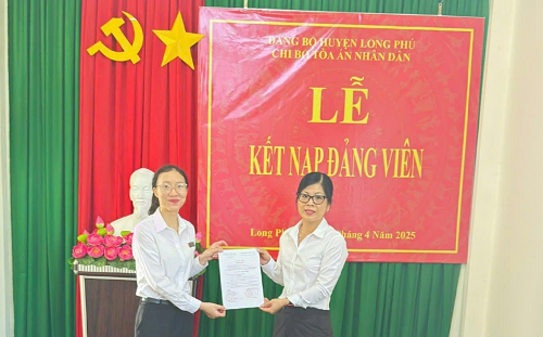 TAND huyện Long Phú tổ chức Lễ kết nạp đảng viên mới