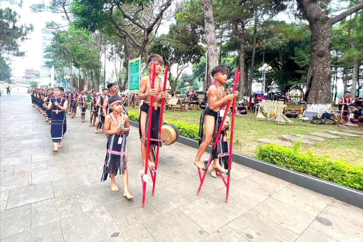 Gần 800 nghệ nhân tham gia Ngày hội Văn hóa các dân tộc Gia Lai lần thứ IV năm 2025