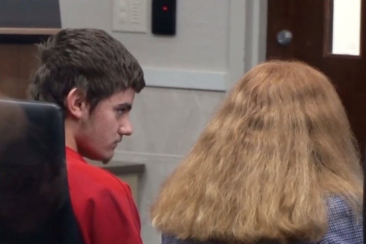 Thiếu niên bị cáo buộc giết cha mẹ nhằm gây quỹ ám sát Tổng thống Trump