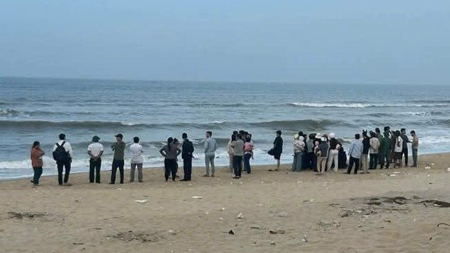 Học sinh lớp 7 bị sóng cuốn mất tích ở Huế