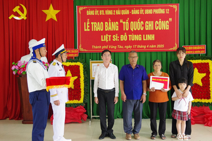 Vùng 2 Hải quân trao bằng “Tổ quốc ghi công” cho thân nhân liệt sỹ