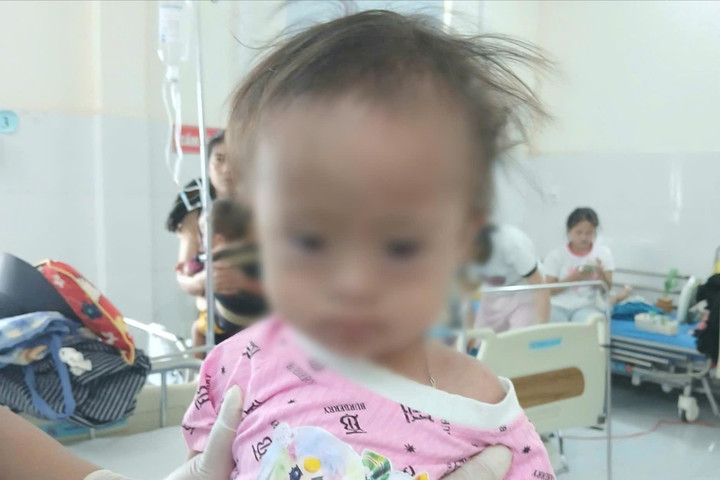 Phát hiện cháu bé 2 tuổi bị bỏ rơi cùng với mẩu giấy trong người tại bệnh viện