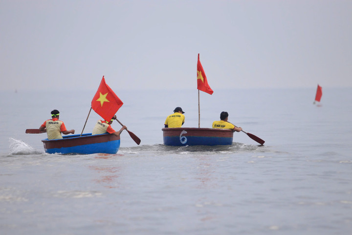 Giải đua thuyền mủng chào mừng du lịch biển Cửa Lò 2025