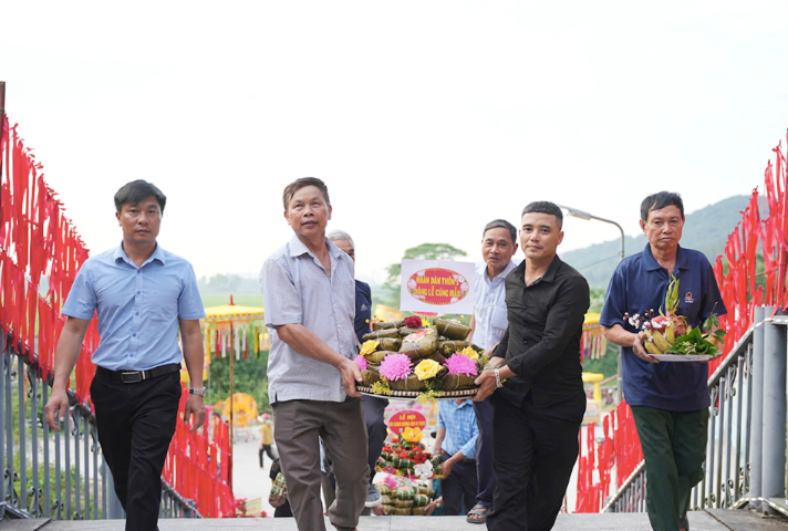 Hội thi gói bánh chưng, kéo co ở đền Thánh Mẫu