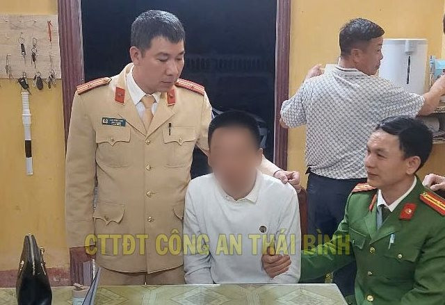 Bắt đối tượng tàng trữ trái phép chất ma túy và sử dụng giấy tờ giả