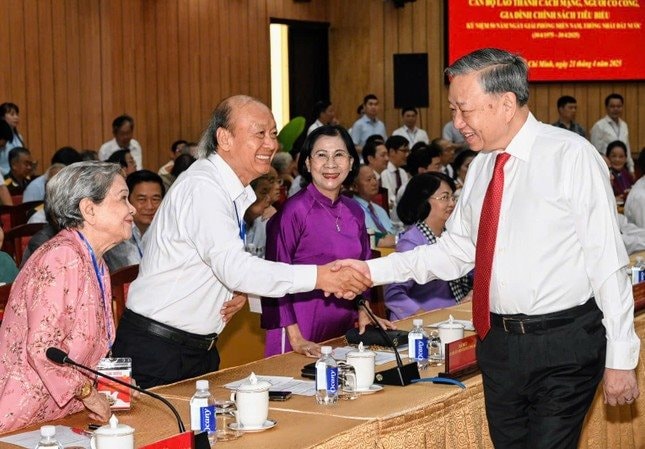 Tổng Bí thư Tô Lâm gặp mặt cán bộ lão thành cách mạng, người có công, gia đình chính sách tiêu biểu