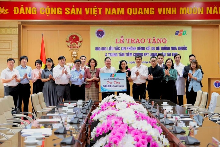 Bộ Y tế tiếp nhận 500.000 liều vắc xin sởi do FPT Long Châu trao tặng